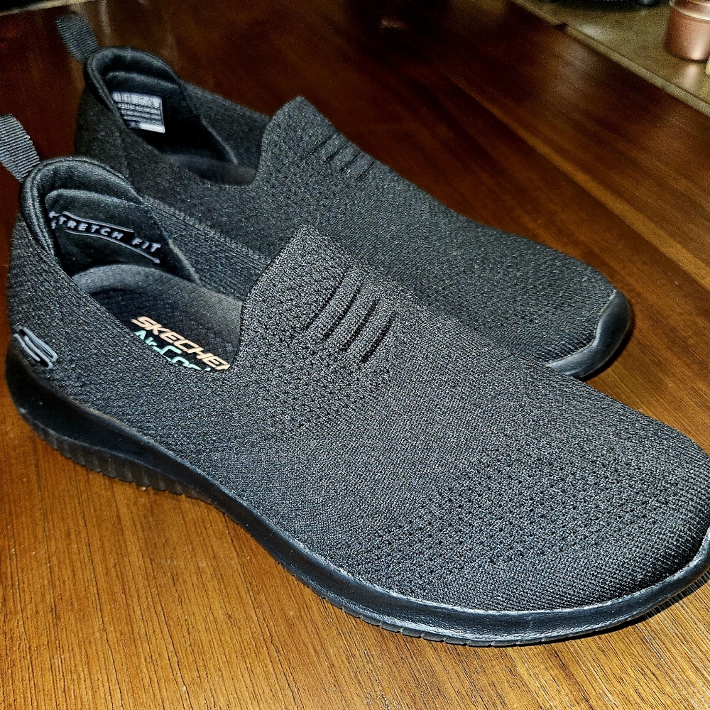 Sketchers sneakers.